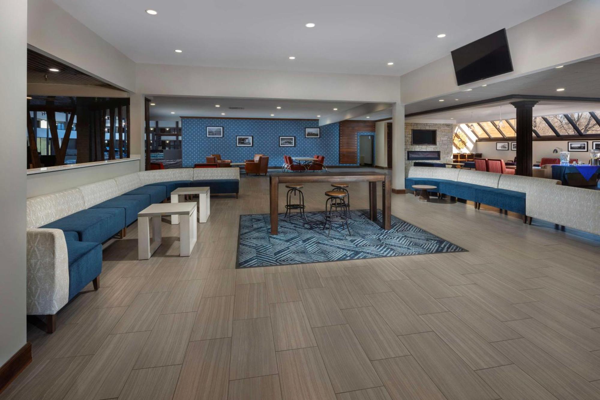 Doubletree By Hilton Manhattan, Ks Dış mekan fotoğraf