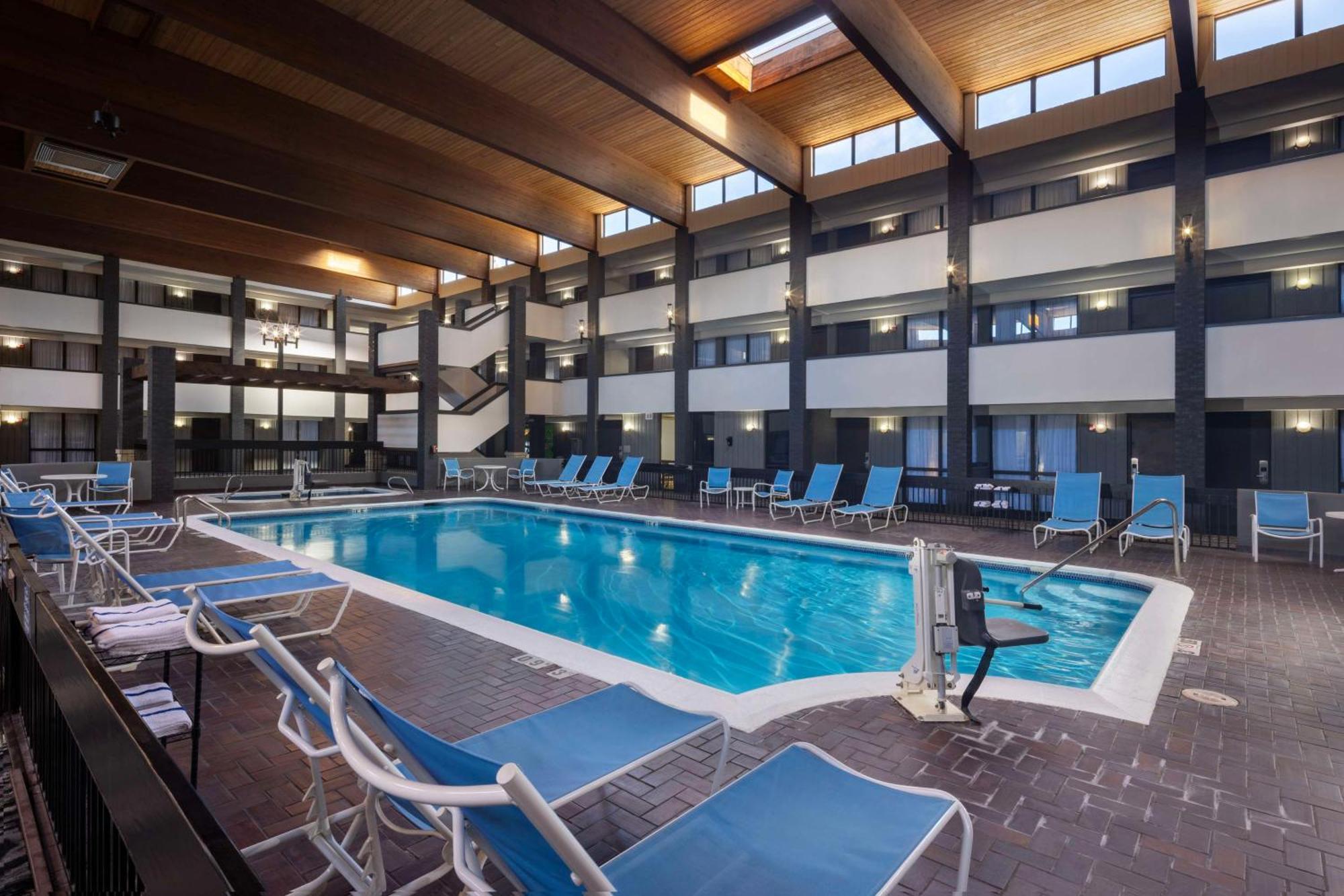 Doubletree By Hilton Manhattan, Ks Dış mekan fotoğraf
