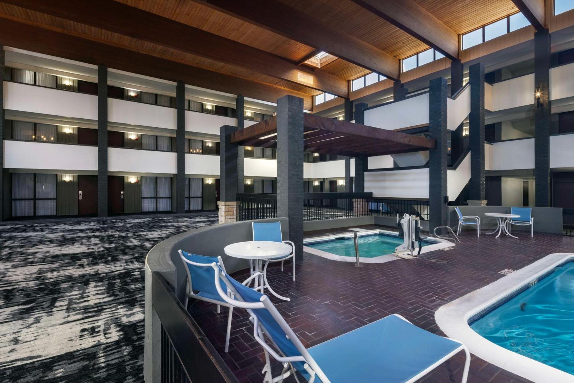 Doubletree By Hilton Manhattan, Ks Dış mekan fotoğraf